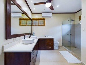 Dusche, Haartrockner, Handtücher, Shampoo