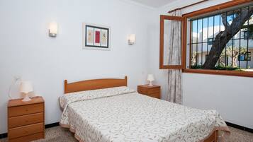 3 slaapkamers, een strijkplank/strijkijzer, gratis wifi, beddengoed