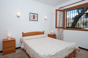 3 bedrooms, iron/ironing board, free WiFi, bed sheets - MILOCA - Chalet with private garden in Playa de Muro. Free WiFi. (Muro)