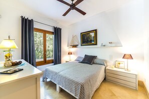 4 bedrooms, iron/ironing board, free WiFi, bed sheets