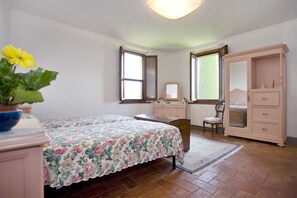 4 slaapkamers, een strijkplank/strijkijzer, reisbedje, gratis wifi