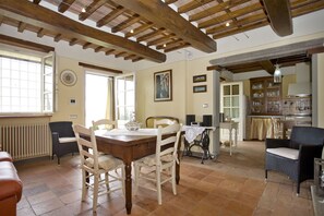 Dining - Wonderful private villa with WIFI, A/C, private pool, TV, terrace and panoramic view, close to L... (Castelvecchio)