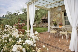 Outdoor dining - Wonderful private villa with WIFI, A/C, private pool, TV, terrace and panoramic view, close to L... (Castelvecchio)