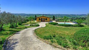 A yellow villa with a swimming pool, surrounded by lush greenery and a clear blue sky. - Stunning private villa with private pool, WIFI, A/C, TV, terrace, pets allowed and panoramic view (Fontanella)