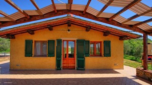 A small, single-story building with a tiled roof and green shutters, featuring a wooden pergola overhead. - Stunning private villa with private pool, WIFI, A/C, TV, terrace, pets allowed and panoramic view (Fontanella)
