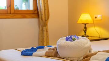 3 slaapkamers, een strijkplank/strijkijzer, gratis wifi, beddengoed