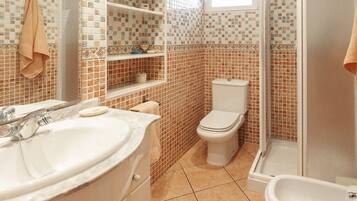 Douche, bidet, serviettes fournies