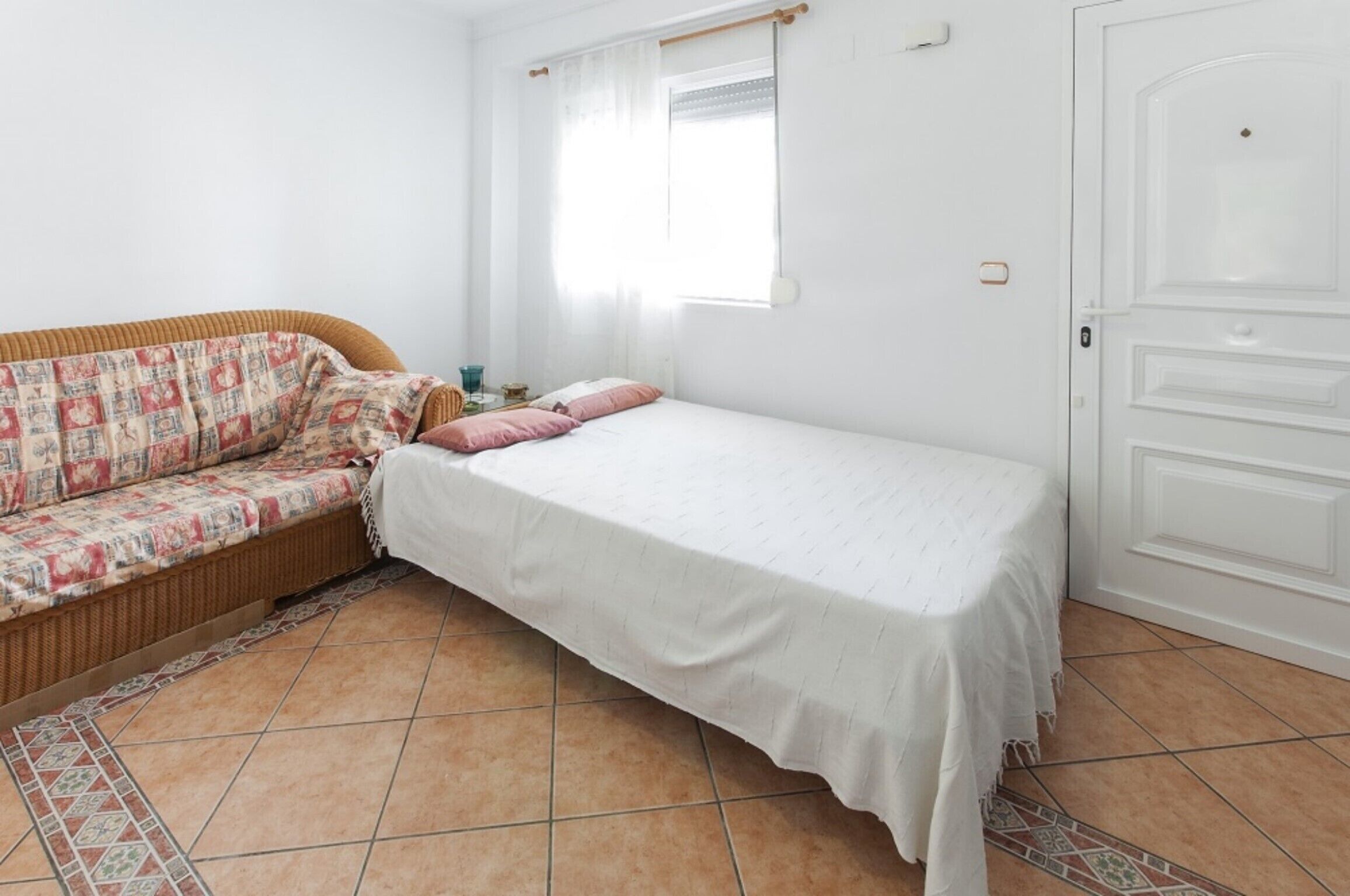 3 dormitorios, tabla de planchar con plancha, ropa de cama