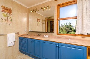 Combined shower/bathtub, hair dryer, bidet, towels - SA COMA (LLAMPÚDOL) - Villa with private pool in Sa Coma. Free WiFi (Sa Coma)