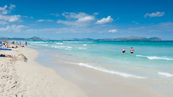 Una playa cerca, toallas de playa