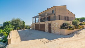 A two-story house with a balcony, a garage, and a garden area. - PLETA DE BONANY - Villa with private pool in Vilafranca De Bonany. Free WiFi (Vilafranca de Bonany)