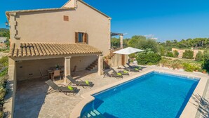 A villa with a swimming pool, outdoor seating, and a view of the surrounding landscape. - PLETA DE BONANY - Villa with private pool in Vilafranca De Bonany. Free WiFi (Vilafranca de Bonany)