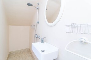 Tina con regadera, secadora de cabello, bidet, toallas 