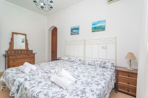 3 slaapkamers, een strijkplank/strijkijzer, gratis wifi, beddengoed