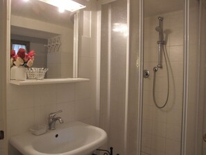 Douche, sèche-cheveux, bidet