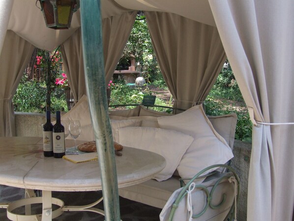 تناول الطعام بالخارج