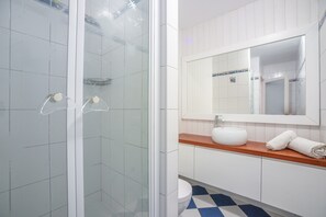 Regadera, secadora de cabello, bidet, toallas