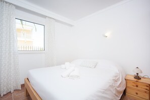 5 bedrooms, iron/ironing board, free WiFi, bed sheets