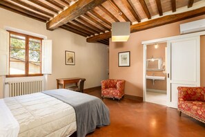 8 bedrooms, travel cot, free WiFi