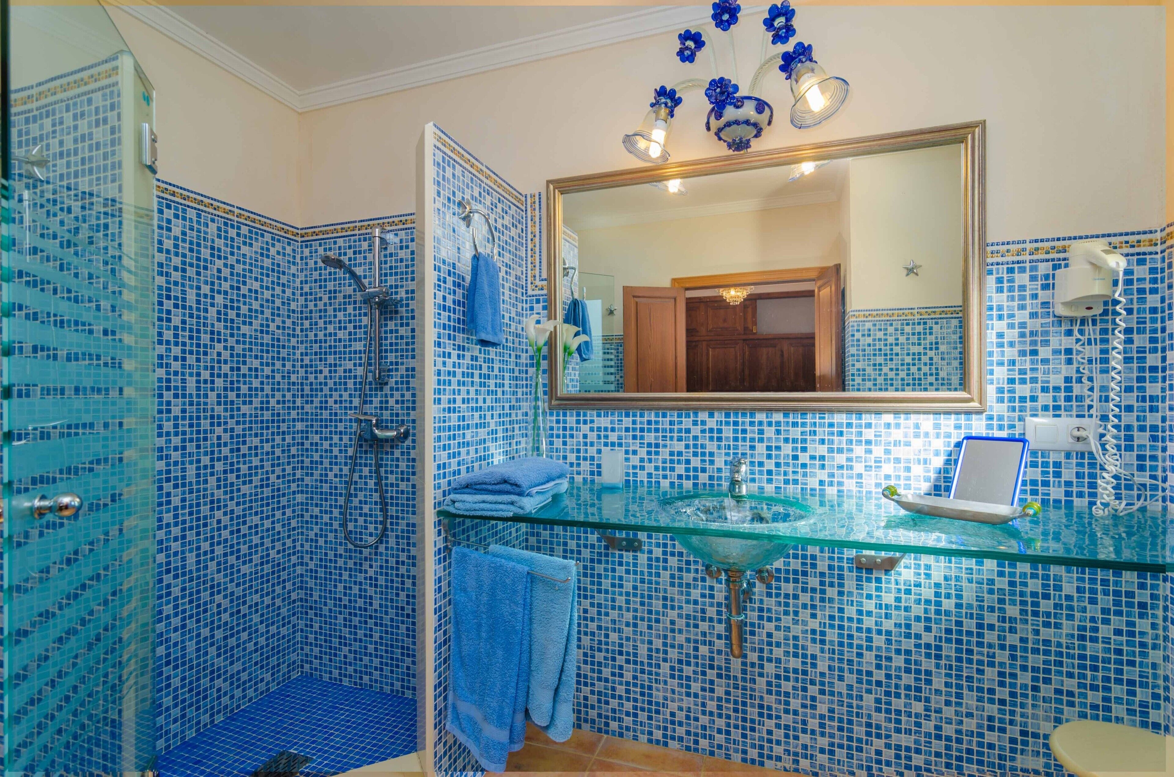 Combined shower/bathtub, hair dryer, bidet, towels