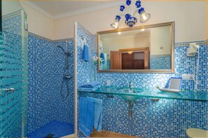 Combined shower/bathtub, hair dryer, bidet, towels - CAN RIUS - Villa with private pool in MURO. Free WiFi (Muro)