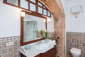 Combined shower/tub, hair dryer, bidet, towels