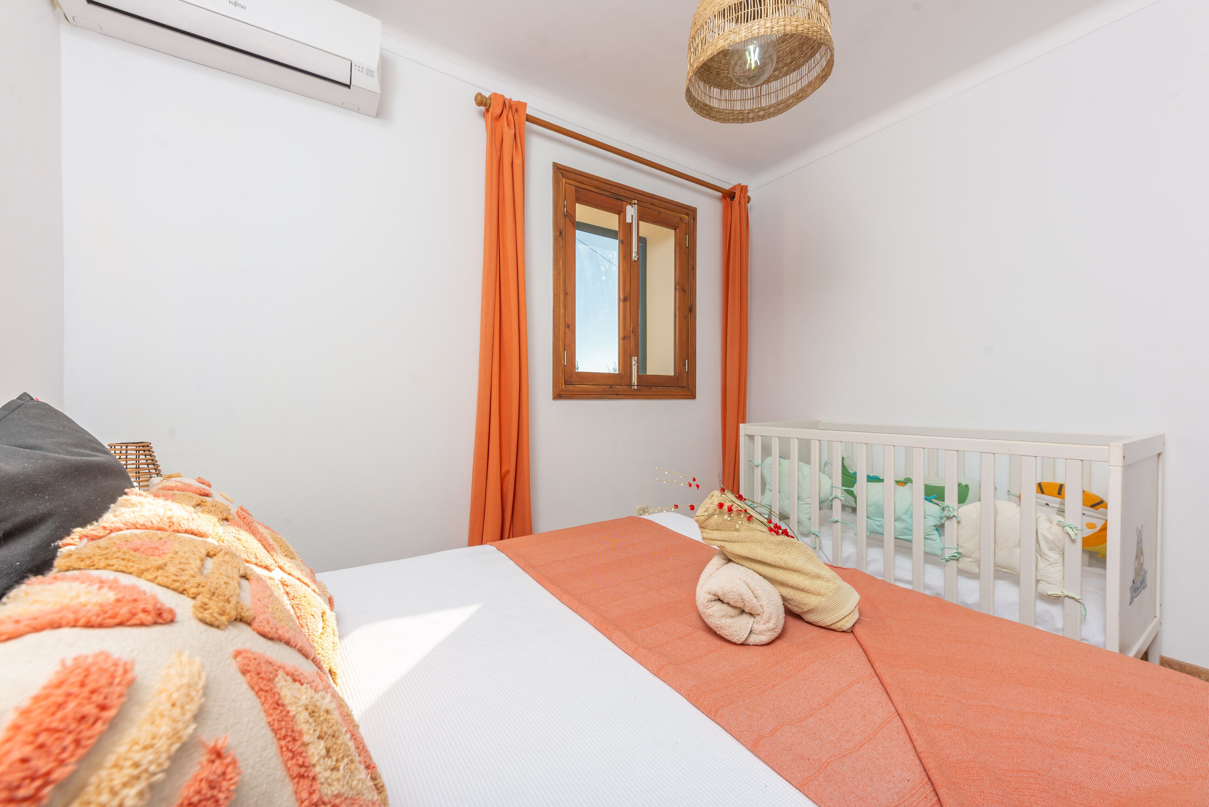 4 slaapkamers, een strijkplank/strijkijzer, gratis wifi, beddengoed