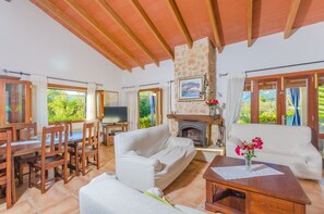 تلفزيون، مدفأة، تنس طاولة