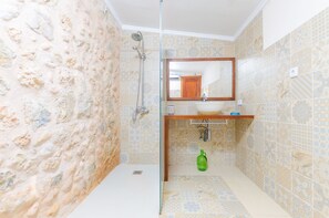 Combined shower/tub, hair dryer, towels