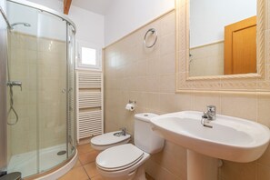 Ensemble baignoire-douche, bidet, serviettes fournies