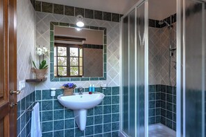 Shower, hair dryer, bidet - Beautiful private villa for 17 people with private pool, WIFI, TV, veranda and panoramic view (San Pancrazio)