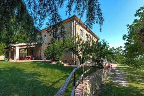 Beautiful private villa for 17 people with private pool, WIFI, TV, veranda and panoramic view