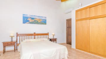 3 slaapkamers, een strijkplank/strijkijzer, gratis wifi, beddengoed