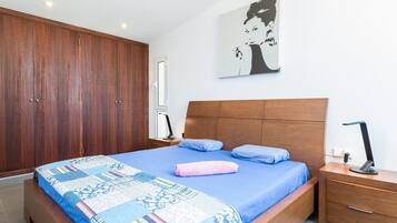 3 slaapkamers, een strijkplank/strijkijzer, gratis wifi, beddengoed