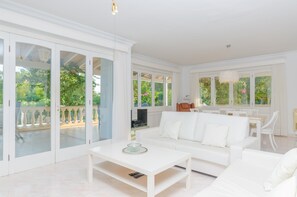 TV, table tennis - CASA BONITA (SES SALINES) - Villa with private pool in ses Salines. Free WiFi (Ses Salines)