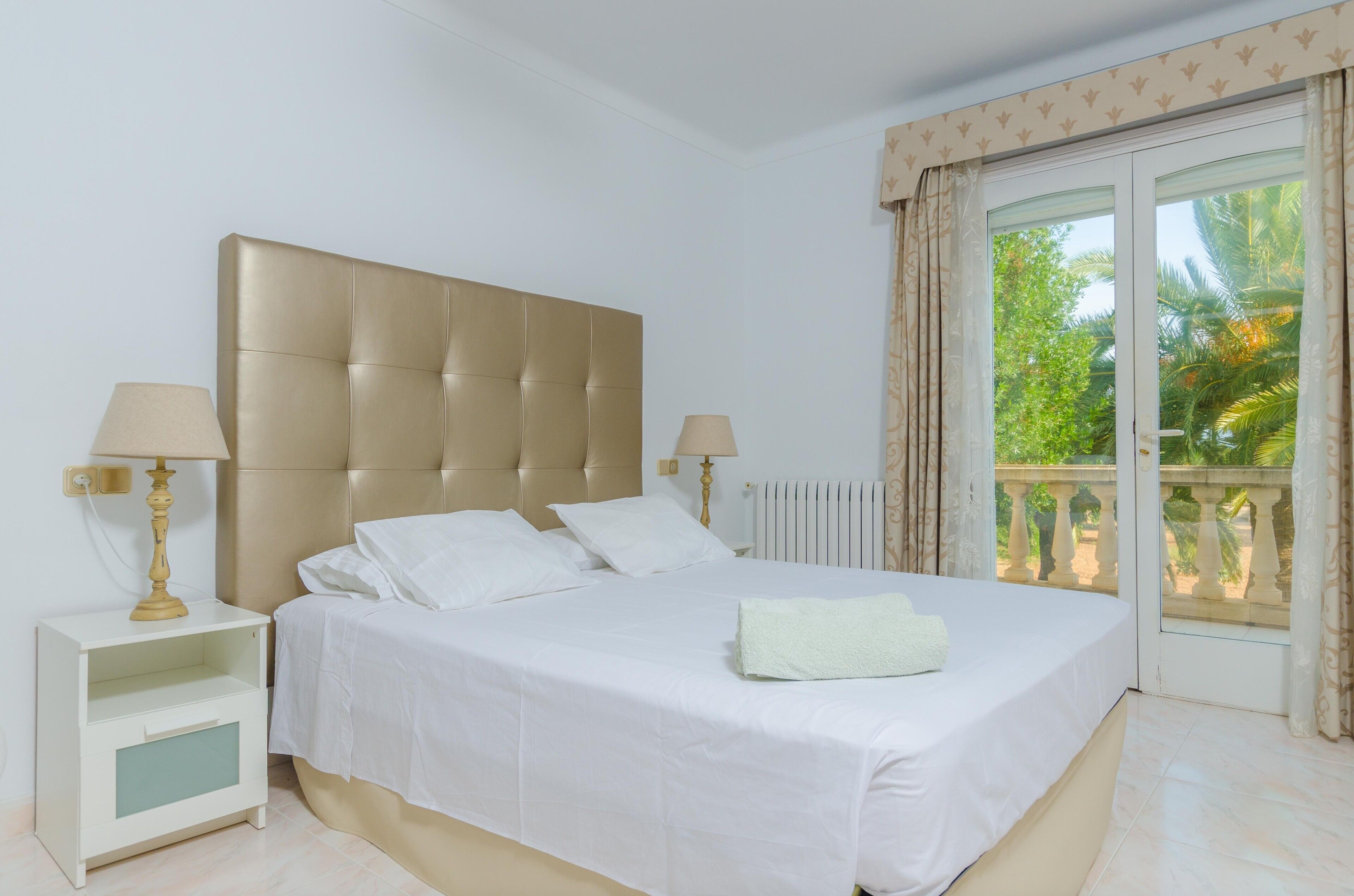 5 bedrooms, iron/ironing board, free WiFi, bed sheets