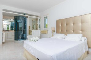 5 bedrooms, iron/ironing board, free WiFi, bed sheets - CASA BONITA (SES SALINES) - Villa with private pool in ses Salines. Free WiFi (Ses Salines)