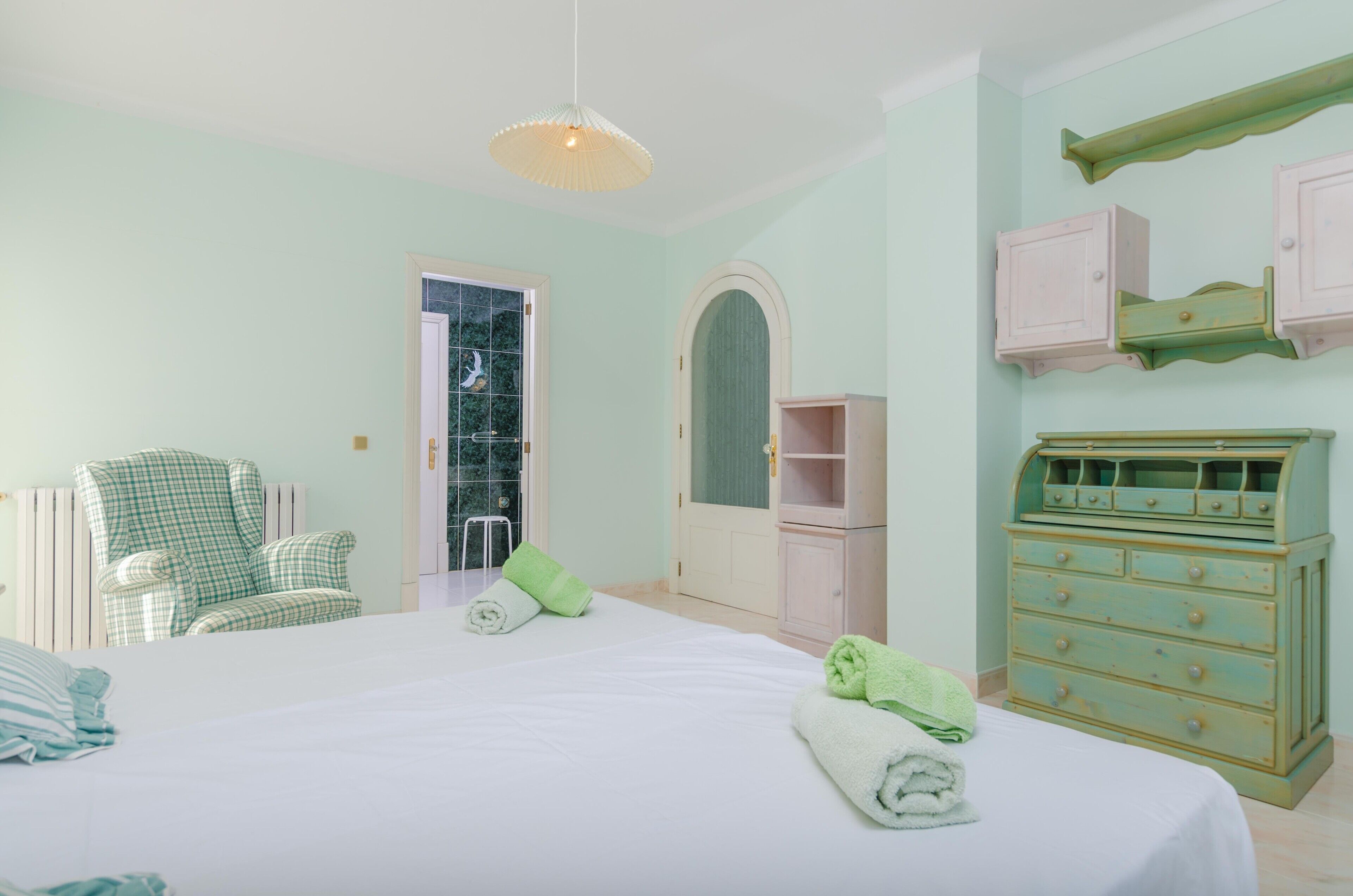 5 bedrooms, iron/ironing board, free WiFi, bed sheets