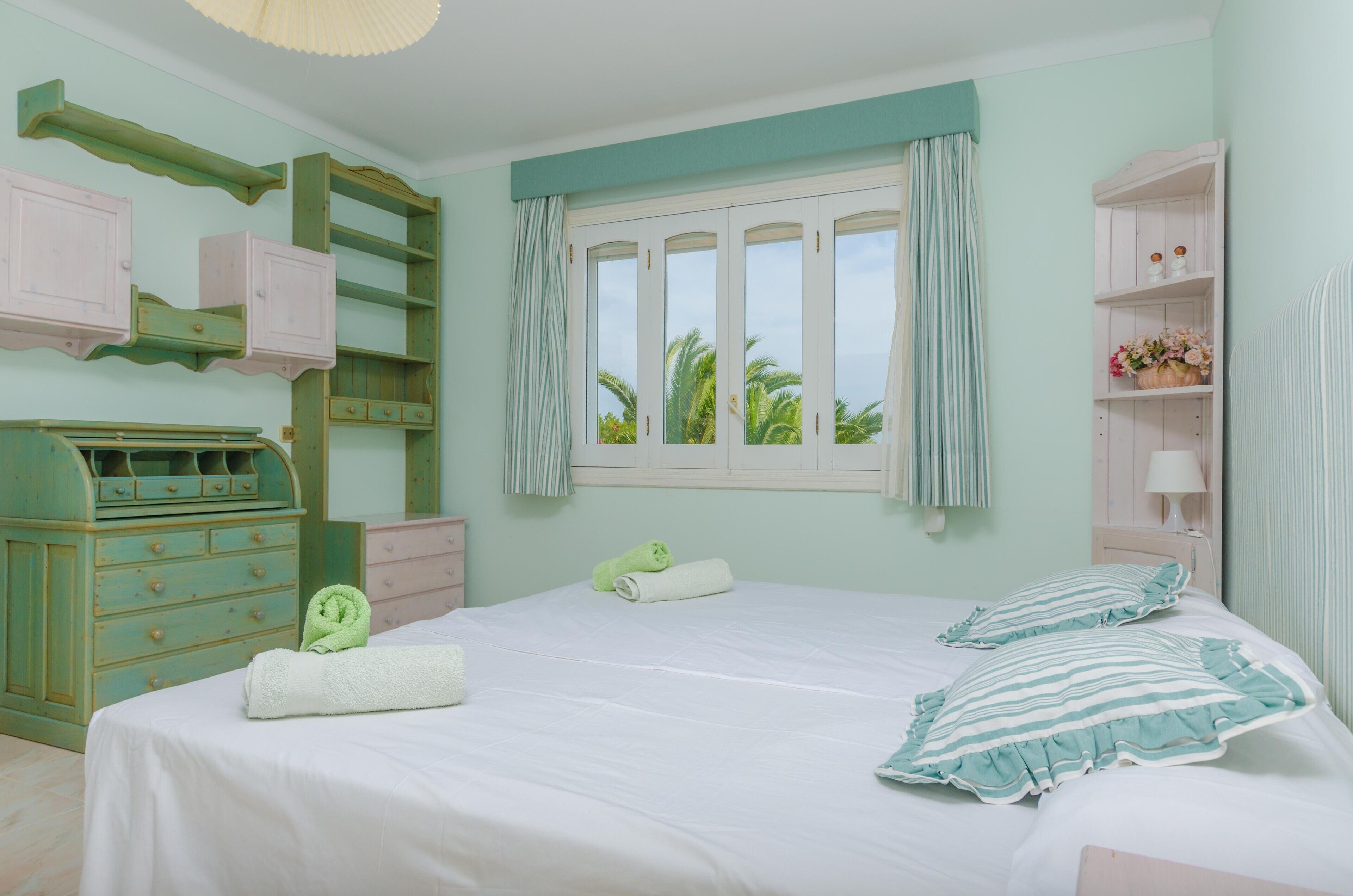 5 bedrooms, iron/ironing board, free WiFi, bed sheets