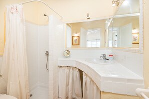 Kombination af bruser/badekar, hårtørrer, bidet, håndklæder
