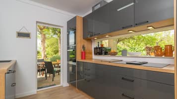 Frigorífico, microondas, horno y placa de cocina