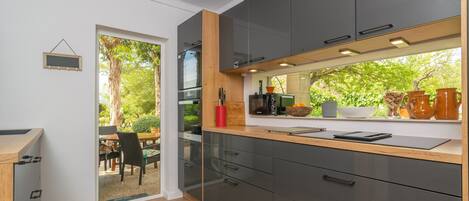 Jääkaappi, mikroaaltouuni, uuni, liesi