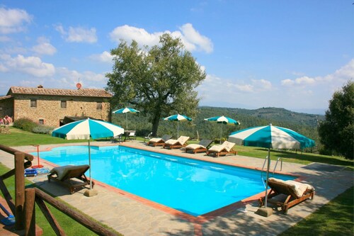 Schönes alleinstehendes Ferienhaus mit privatem Pool,  W-LAN, TV und Haustiere erlaubt, bei Arezzo