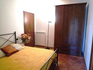1 chambre, fer et planche à repasser