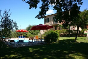 Outdoor dining - Stunning private villa with WIFI, private pool, TV and balcony, close to Montepulciano (Lucignano)