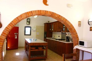 Kühlschrank, Mikrowelle, Geschirrspüler, Toaster