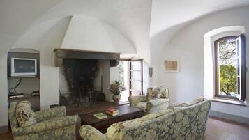 Fernseher, Kamin, DVD-Player, Stereoanlage