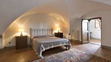 4 chambres, bureau, fer et planche Ă repasser, lit parapluie