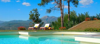 Wonderful private villa with WIFI, hot tub, private pool, TV, patio, panoramic view and parking