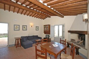 Dining - Lovely apartment for 3 guests with A/C, pool, TV, pets allowed and panoramic view (Montalcino)